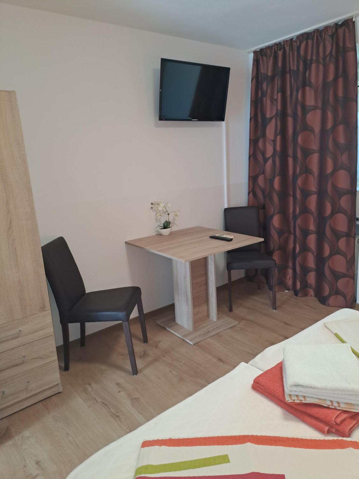 Studio Apartments Maslinik クルク エクステリア 写真