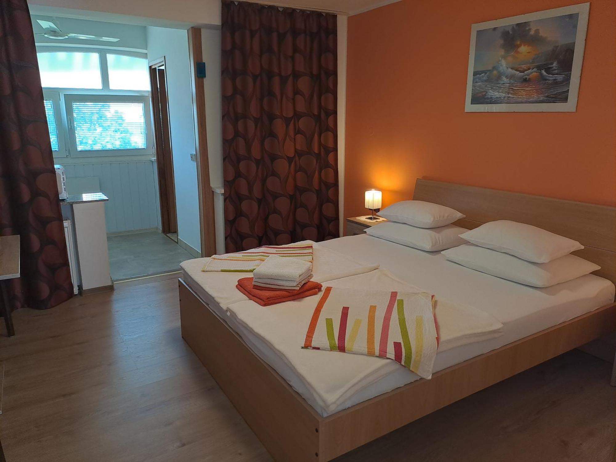 Studio Apartments Maslinik クルク エクステリア 写真